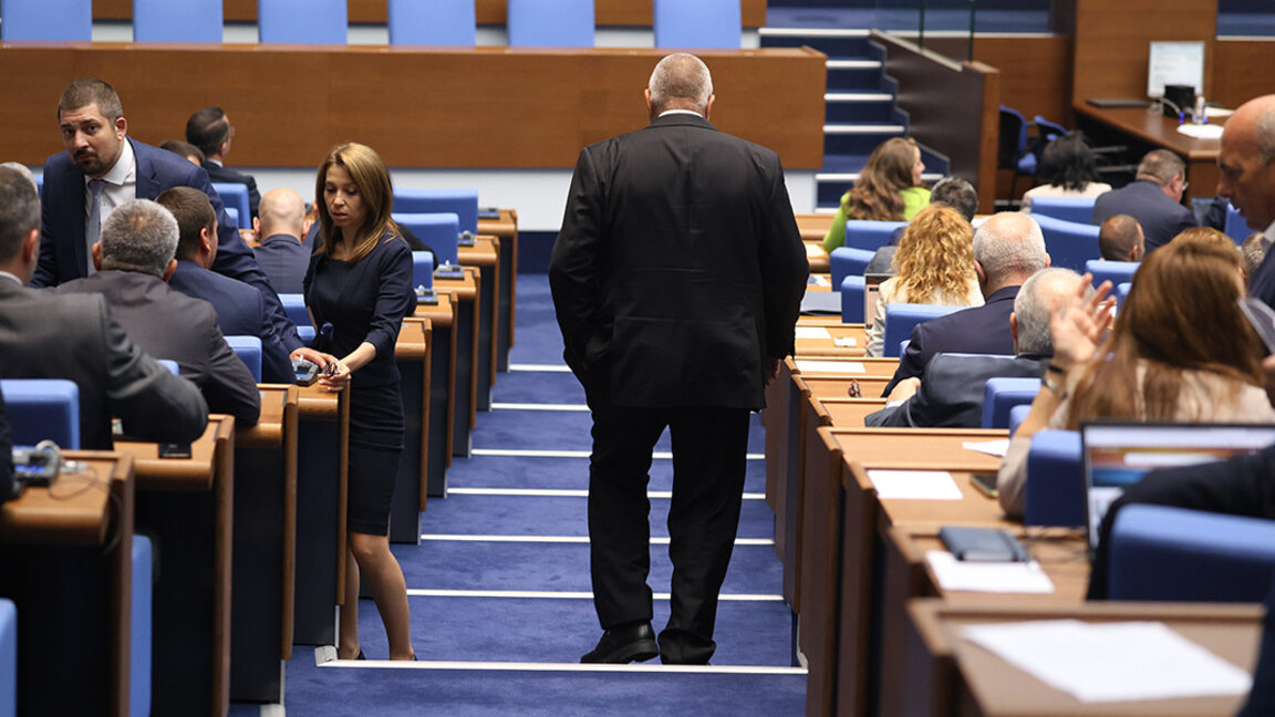 Пленарното заседание започна със сблъсък между Байрам Байрам и Кирил Петков