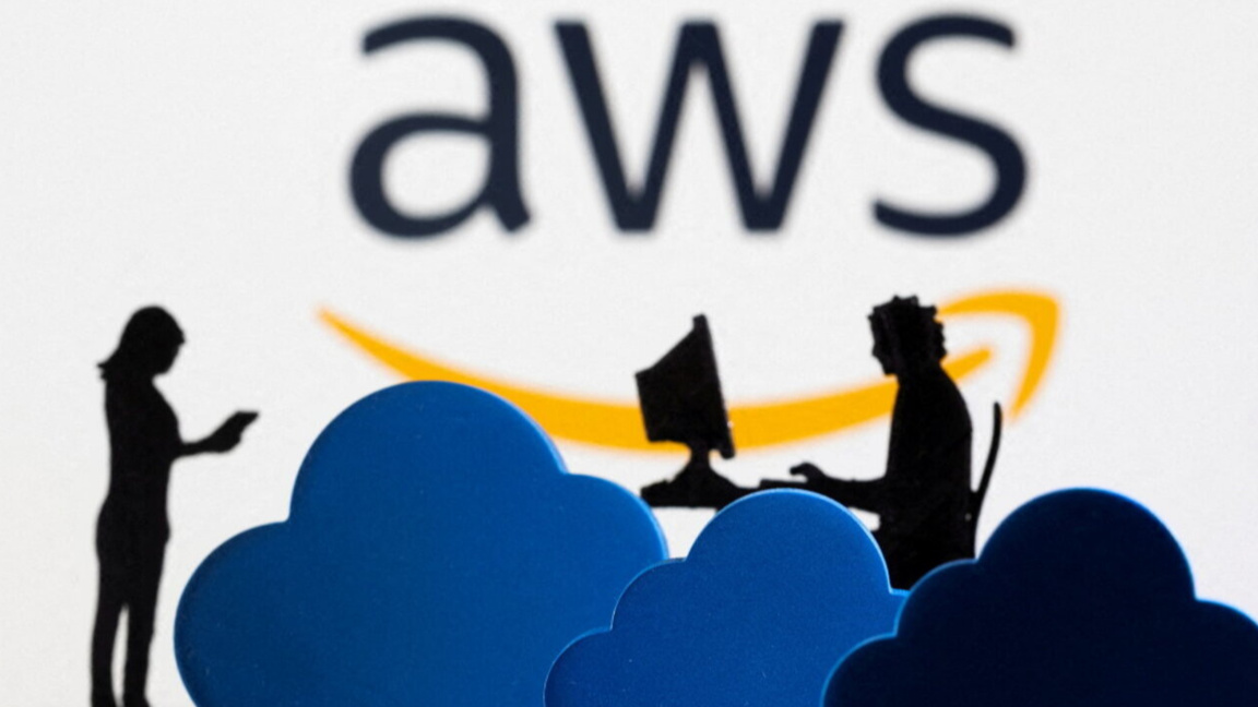 Amazon работи денонощно, за да поддържа ...