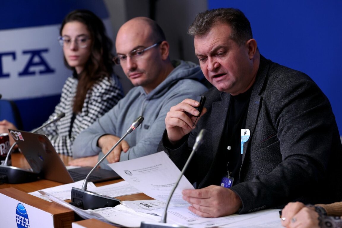 Димитър Стоянов (в средата) и Георги Георгиев (вдясно) на пресконференцията, на която показаха документи -  30 януари 2025 г.