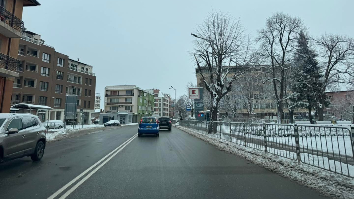 Продължава чистенето на снега във Враца...