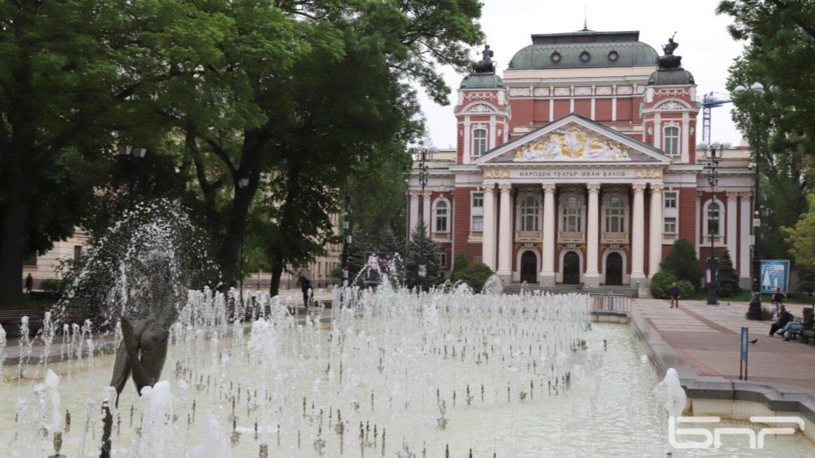Спектакълът "О, ти която и да си..." за ...