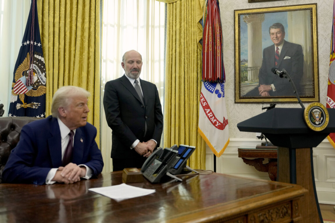 Американският президент Доналд Тръмп и търговският министър Хауърд Лутник говорят пред репортери в Овалния кабинет на Белия дом, 13 февруари 2025 г.