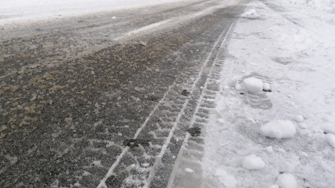 Задръстване между монтански села заради спрели за почивка тирове