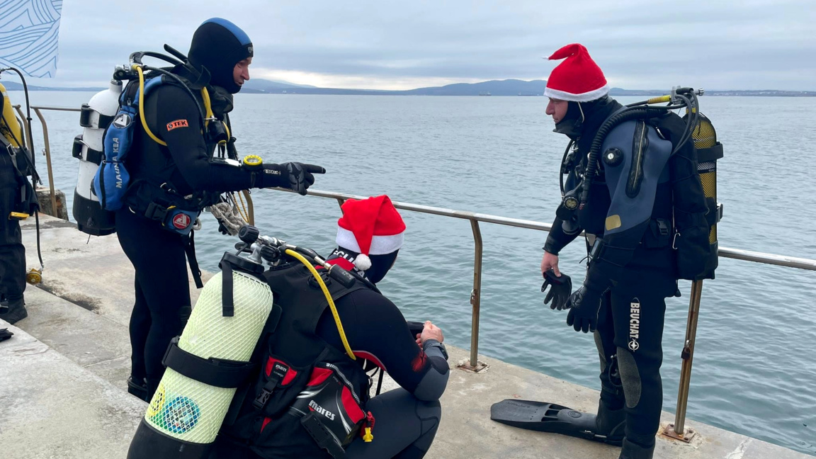 Коледно гмуркане се състоя в Бургас...