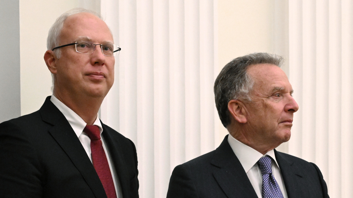 Специалният пратеник на руския президент Путин - Кирил Дмитриев (вляво) - и американският специален пратеник Стив Уиткоф