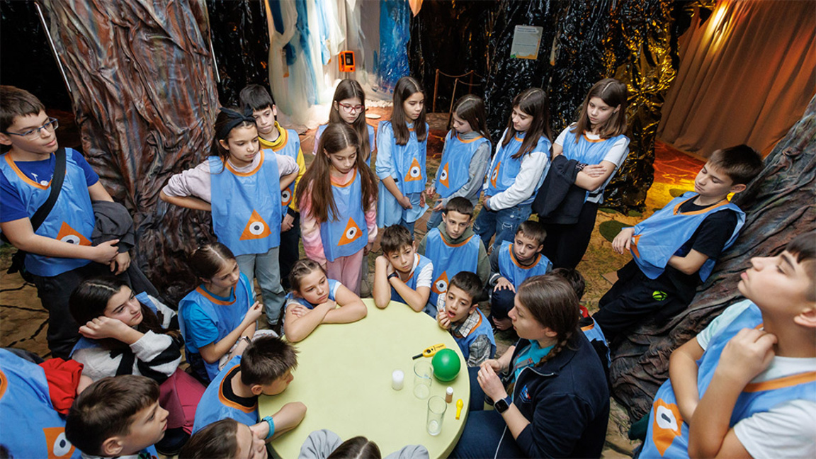 Огромен интерес от ученици към изложбата "Какво става със Земята" в "Музейко"