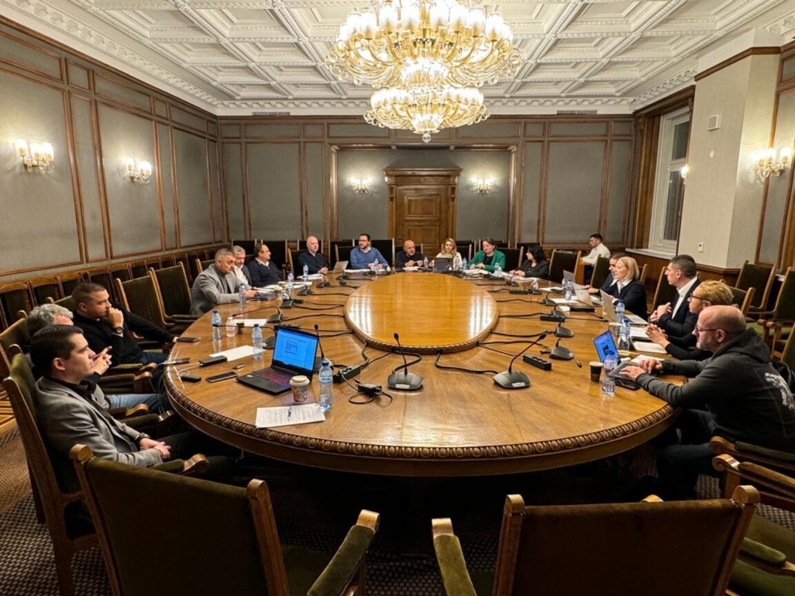 Продължават преговорите между ГЕРБ-СДС, ДБ, БСП-Обединена левица и ИТН