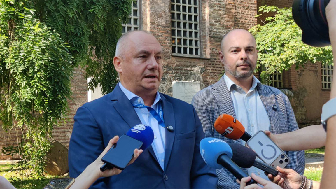Чистят районите "Слатина", "Изгрев" и "П...