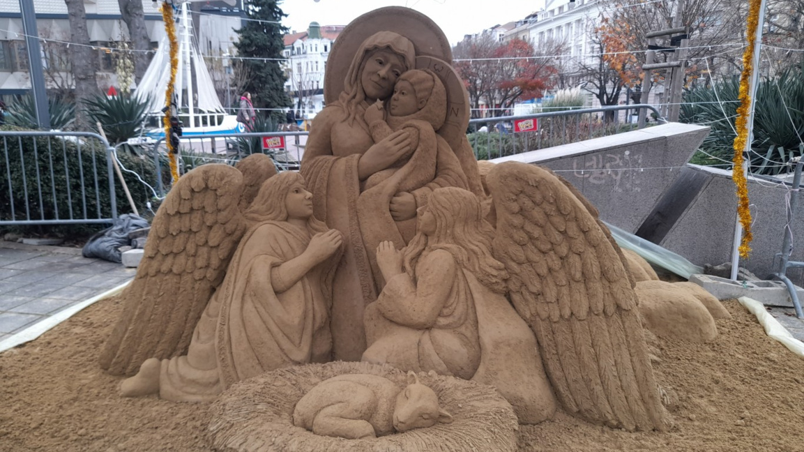 Британски скулптори изваяха рождественска сцена от пясък в Бургас