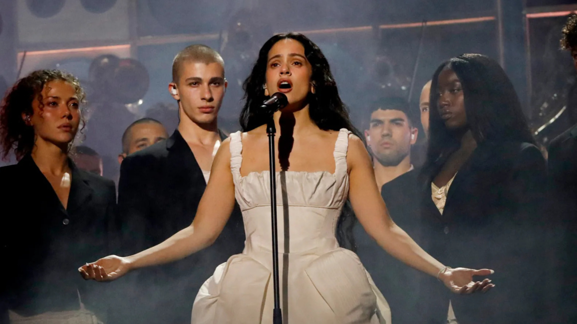 Rosalía на сцената по време на наградите BRIT Awards 2026