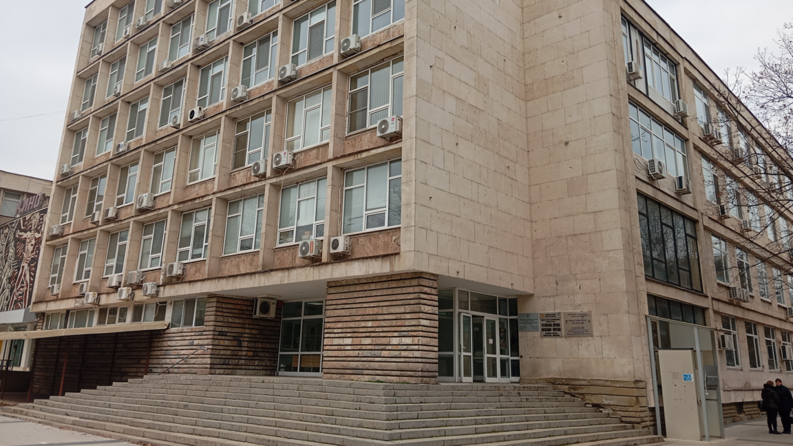 Сигнал за бомба евакуира административна...