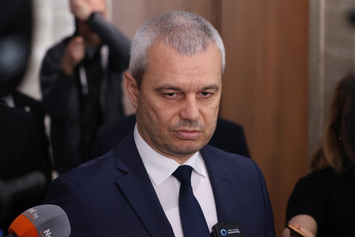 Председателят на "Възраждане" Костадин Костадинов прави изявление за медиите в кулоарите на НС - 7 март 2025 г.