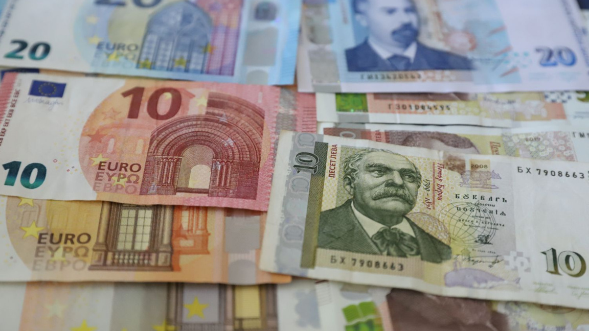 Съхранявани в нафталин левове се самопод...