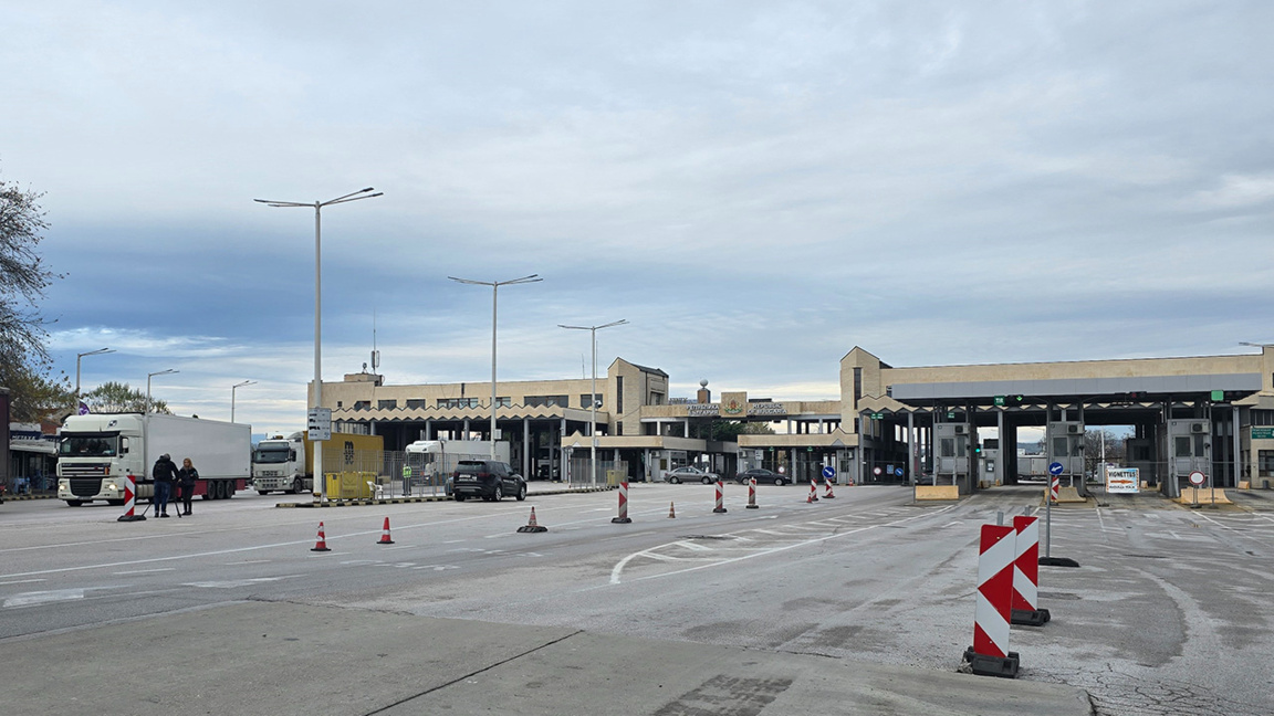 Възстановено е движението на камиони на ...