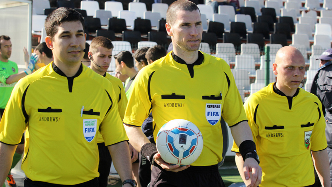 Георги Кабаков (с топката) ще ръководи Сърбия - Швеция.