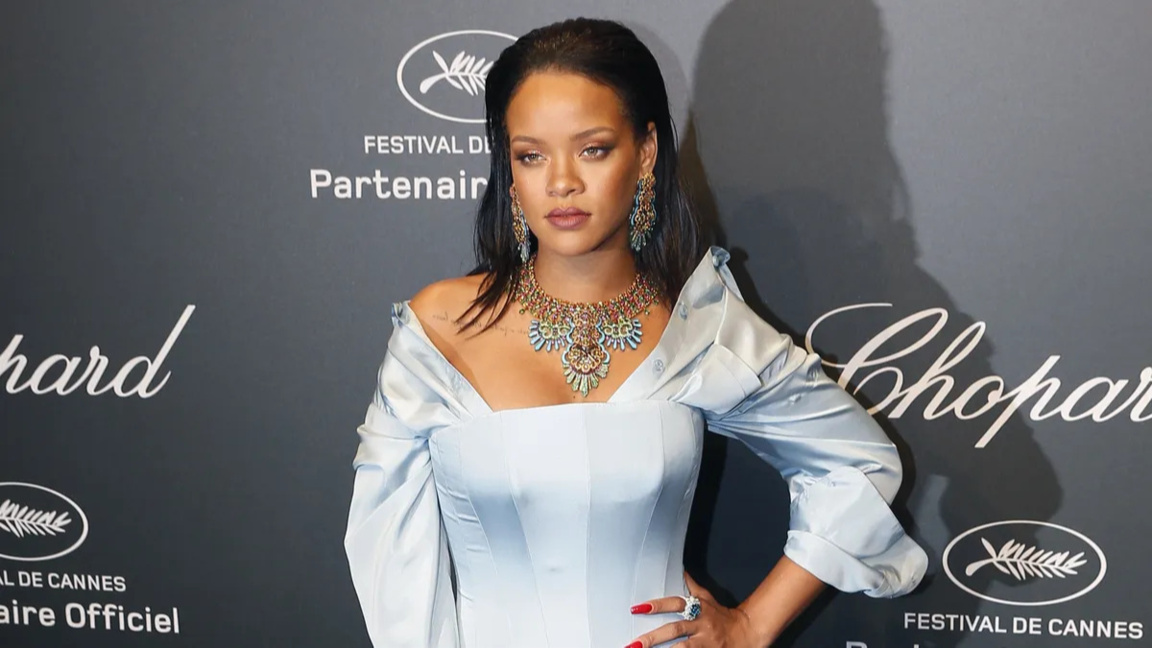 Риана стана първата жена с над 200 милиона сертифицирани продажби на сингли