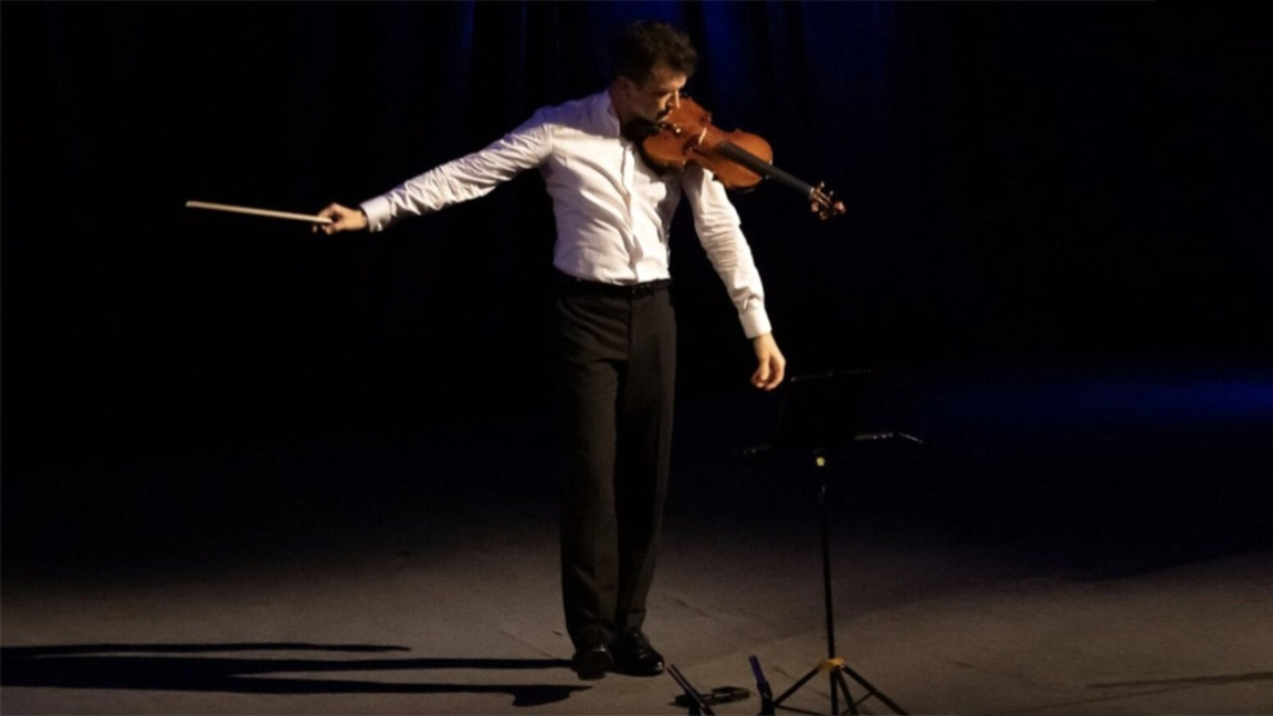 Светлин Русев излиза с цигулката на 4 сц...