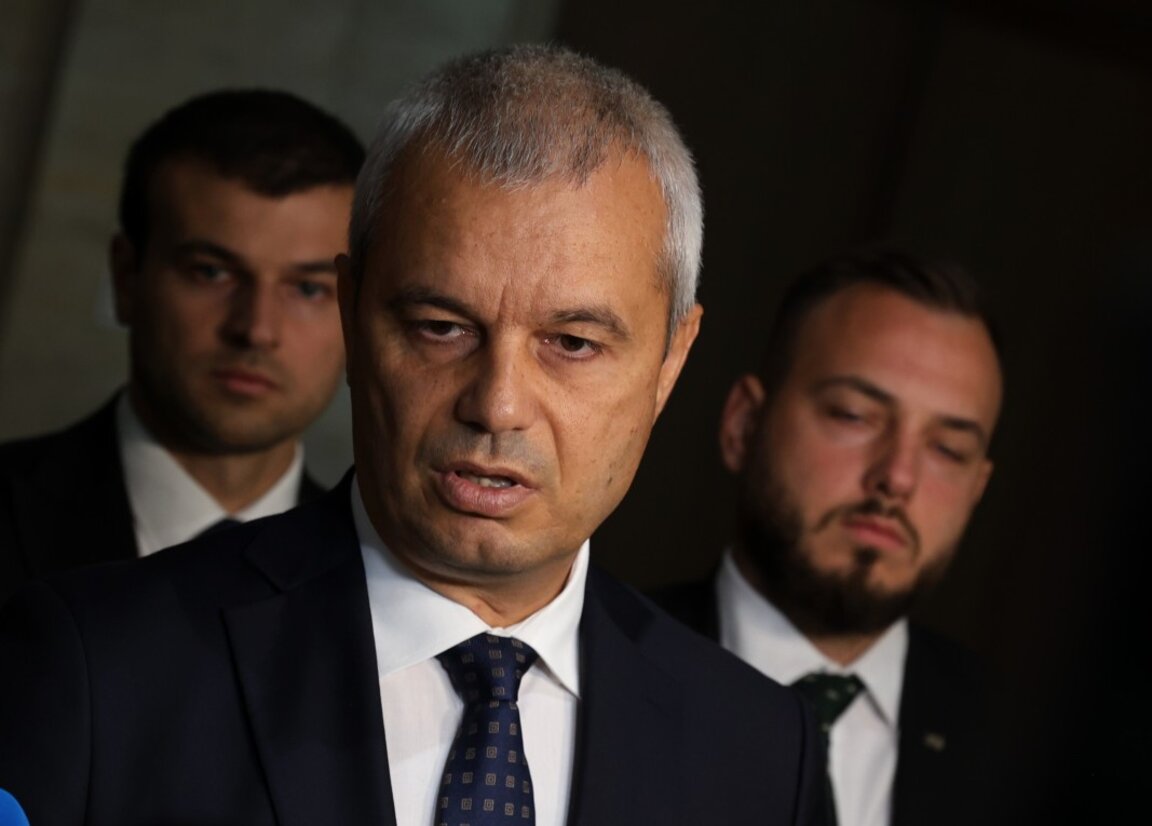 Председателят на "Възраждане" Костадин Костадинов дава изявление пред медиите в кулоарите на НС - 11 септември 2025 г.