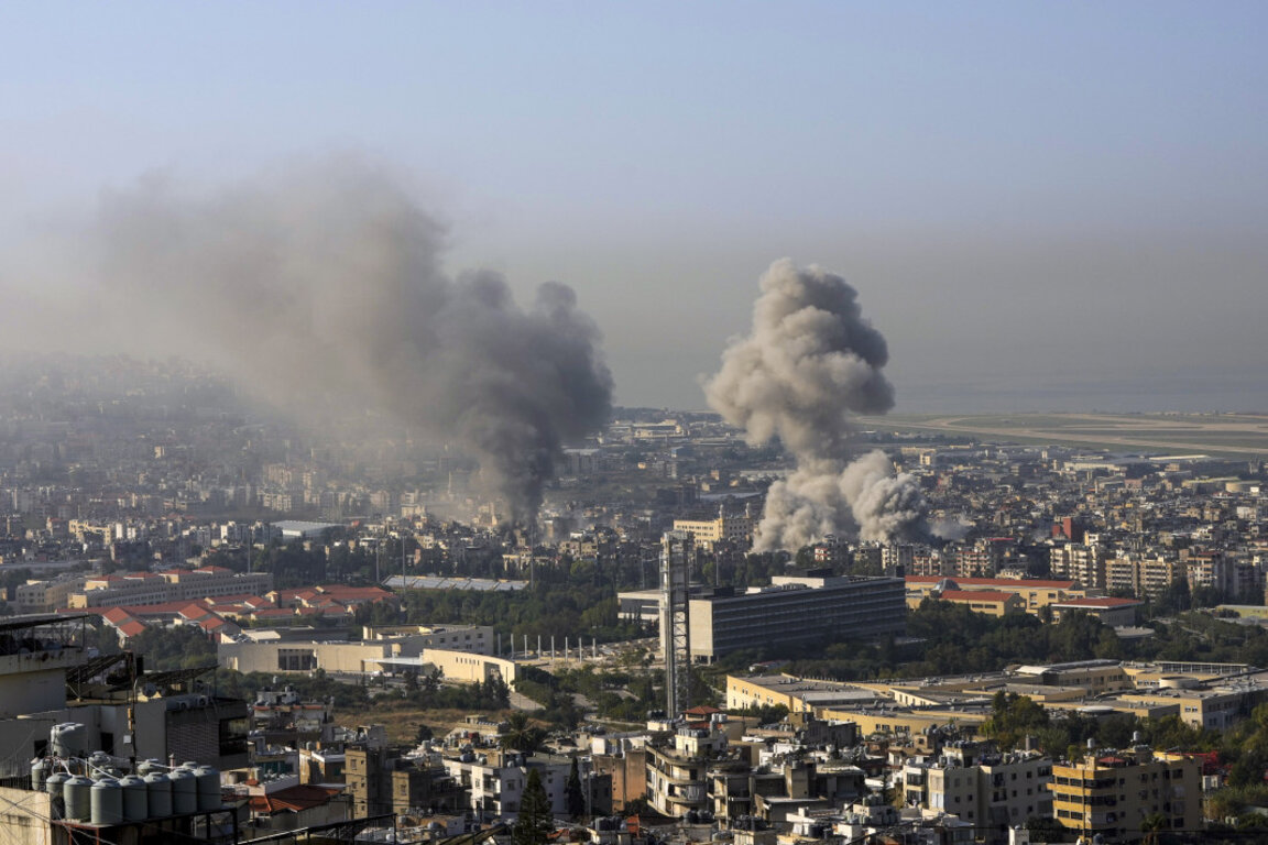 Дим се издига след израелски въздушен удар в южен Бейрут, 23 ноември 2024 г.