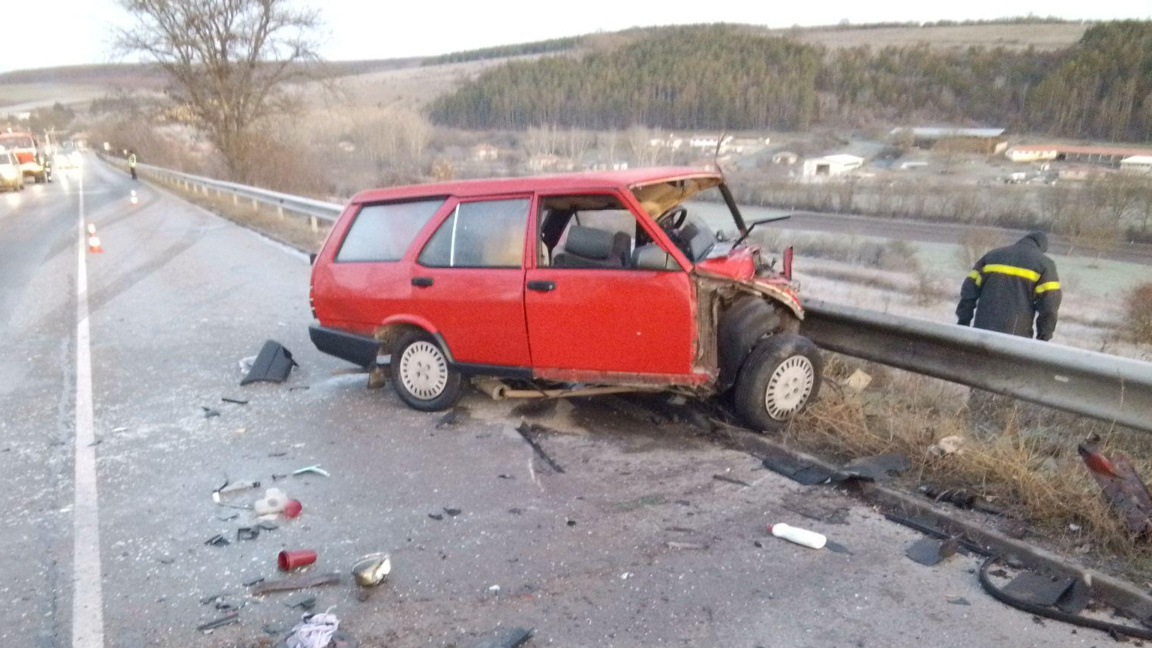 Шофьор с опасност за живота след катастр...