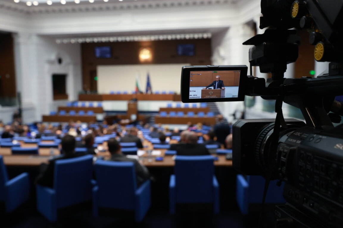 "За" и "против" вота – опозиция и управляващи в яростен пленарен спор