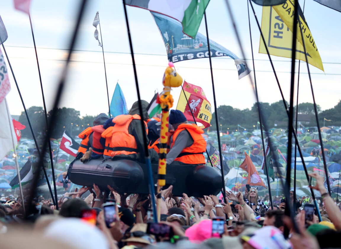 Лодката над тълпата на фестивала в Гластънбъри, 29 юни  2024 г.