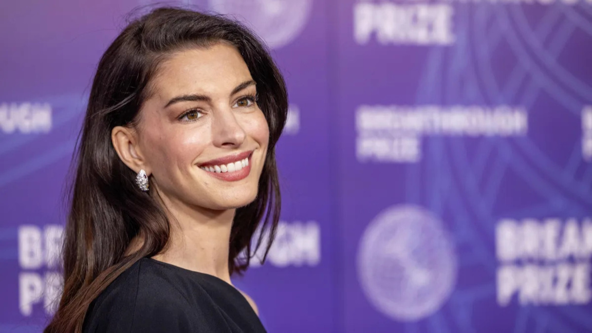 Ан Хатауей е обявена за най-красивата звезда в света за 2026 г.