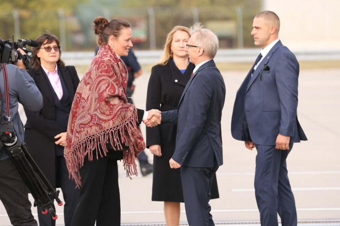 Николай Денков при пристигането си във Виена, 24 октомври 2023 г.