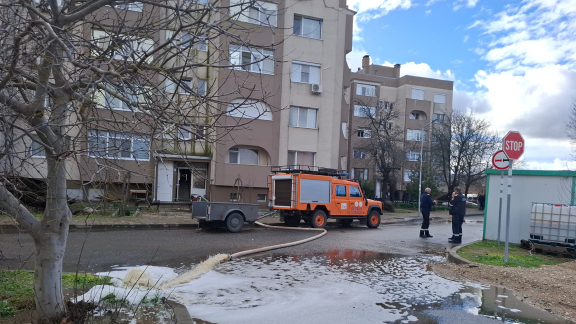Пожарникари отводняват мазетата в кв. "Дружба" в Крумовград