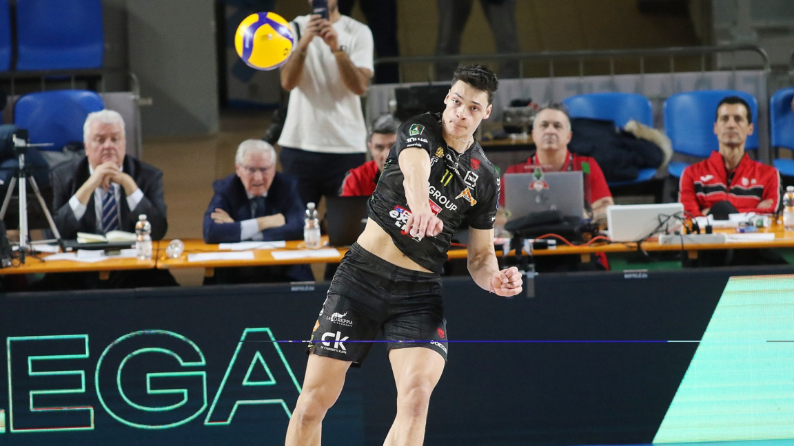 Александър Николов с 20 точки за победат...