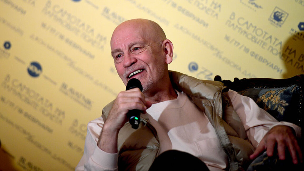 Протест пред Народния театър преди премиерата на "Оръжията и човекът"