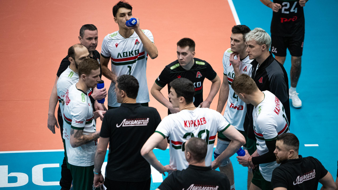 Симеон Николов (№1) слуша наставленията на Пламен Константинов.