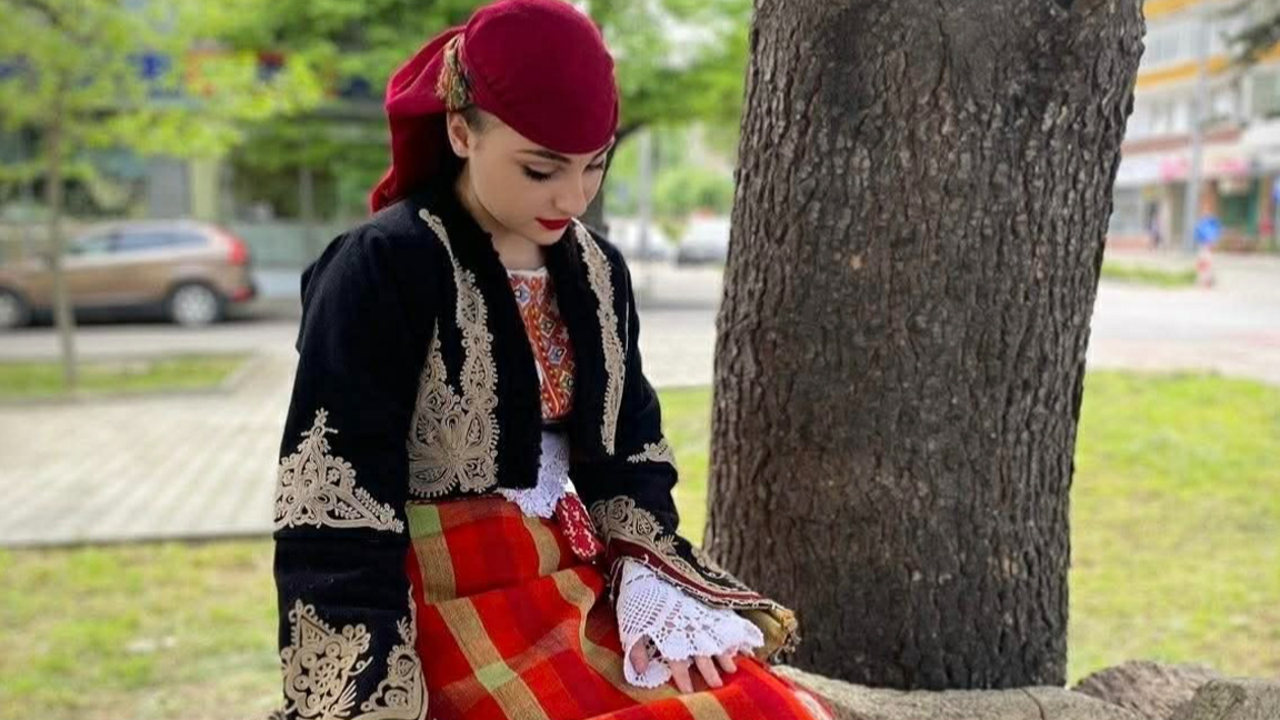 Симона Баковска избира пътя на български...