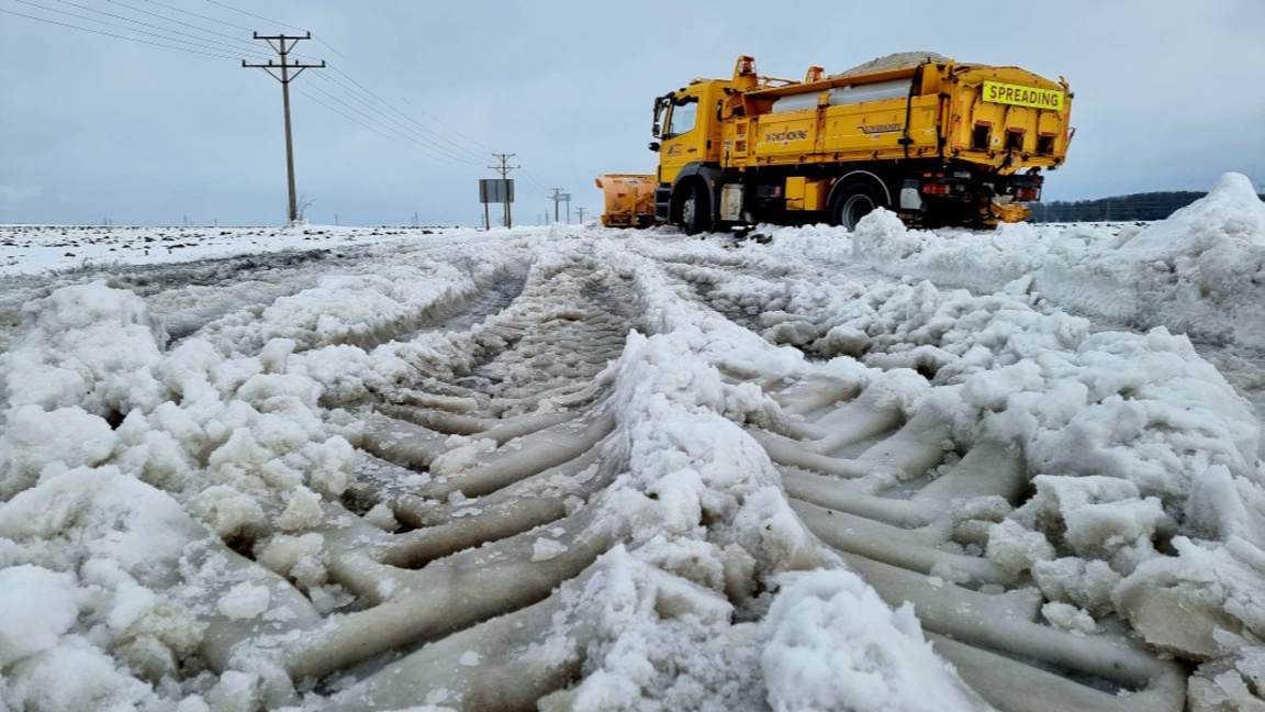 Жълт и оранжев код за сняг в почти цялат...