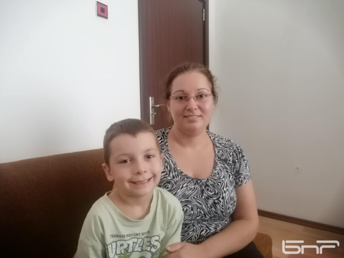 Първокласникът Самуил и неговата майка Велислава Николова