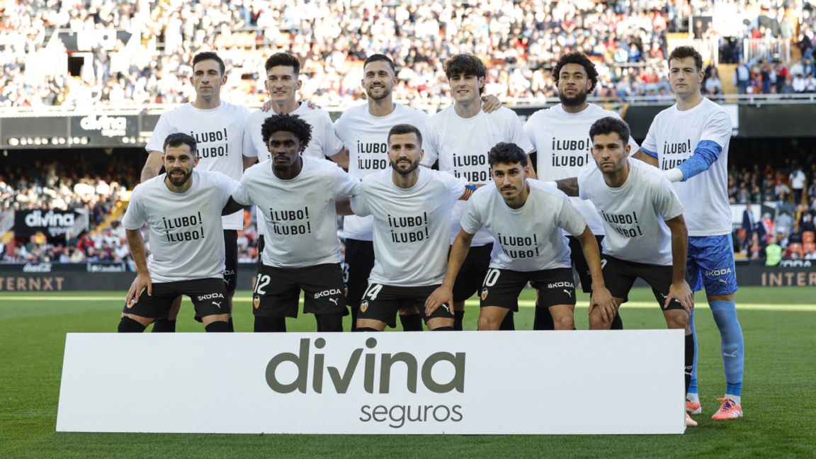 Fußballer und Fans von FC Valencia unterstützen Ljuboslaw Penew