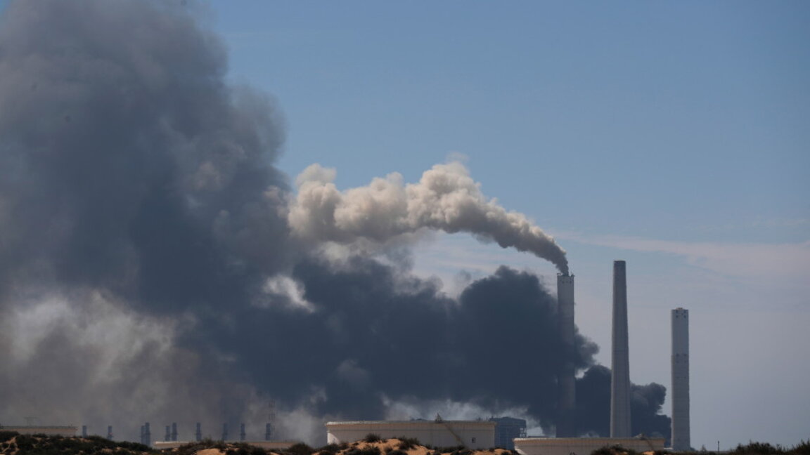 Дим край електроцентрала в индустриалния комплекс на израелския град Ашкелон след изстрелване на ракети от Газа, 07 октомври 2023 г.