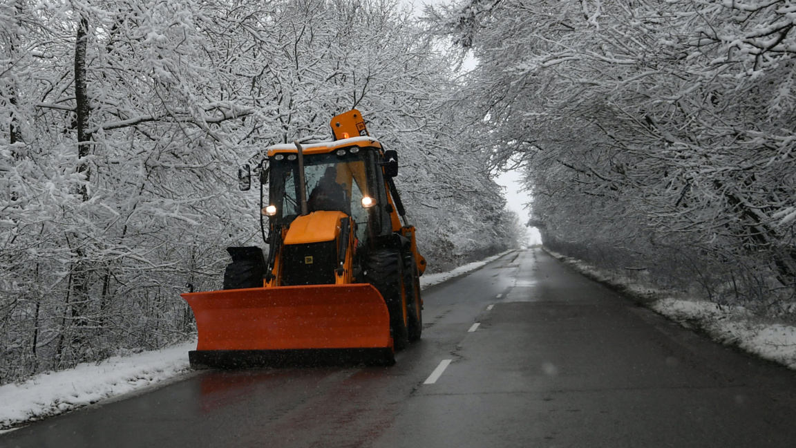 АПИ: Над 515 снегорина обработват републ...