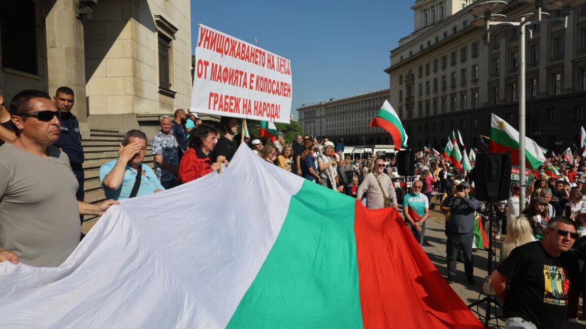 Протестиращите в подкрепа на българския лев се опитват да обградят НС