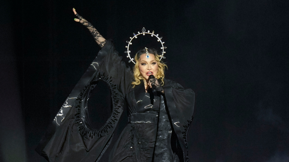 Мадона за първи път пее песен на италиански език