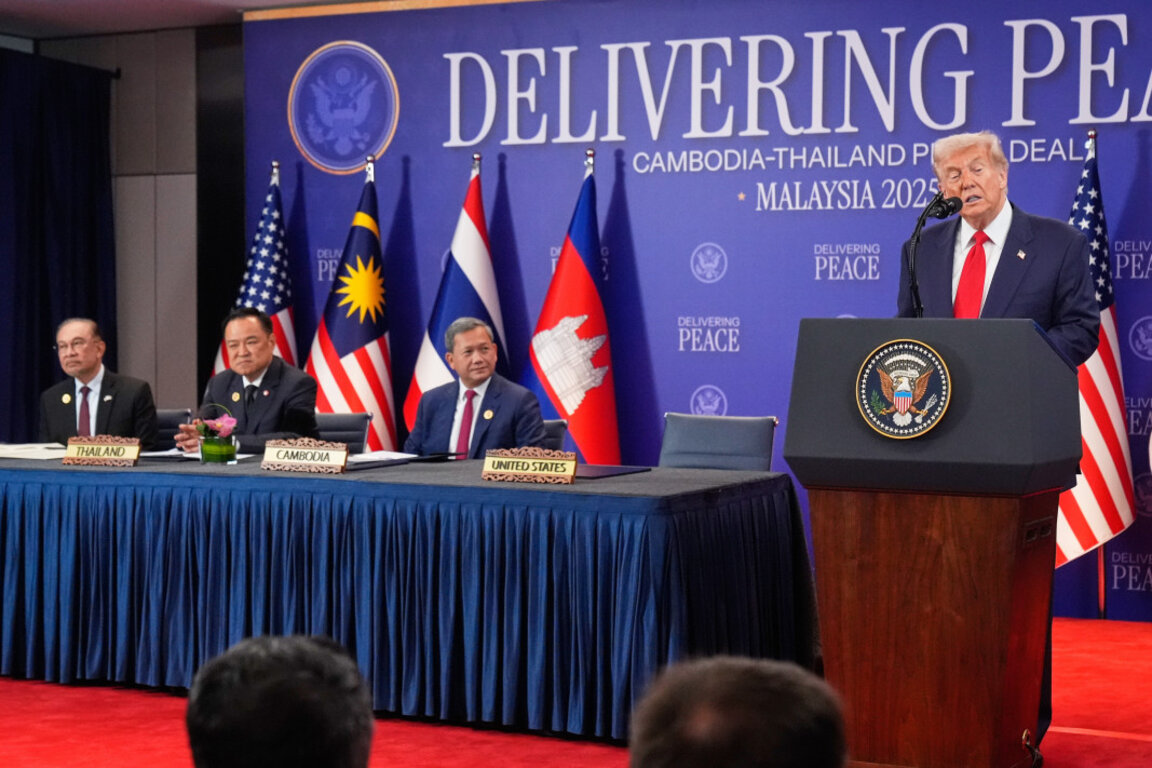 резидентът на САЩ Доналд Тръмп говори днес в Куала Лумпур пред премиерите на Малайзия - Ануар Ибрахим, на Тайланд - Анутин Чарнвиракул, и на Камбоджа - Хун Манет, при подписването на тайландско-камбоджанското мирно споразумение.