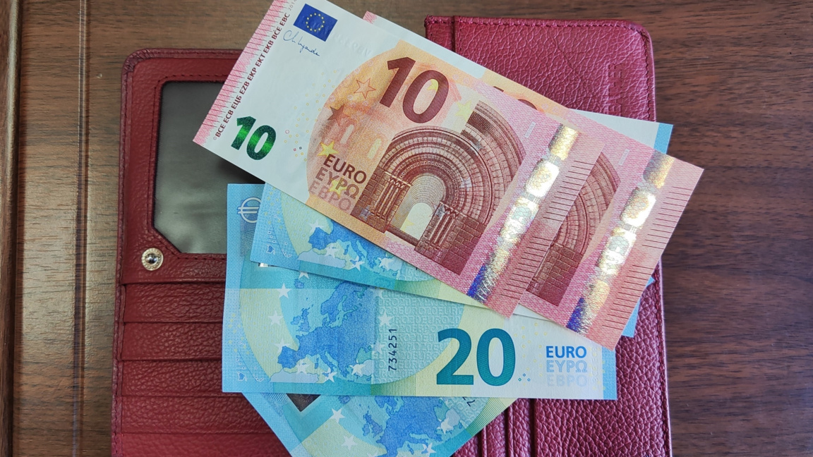 Курсът на еврото спрямо долара остава бе...