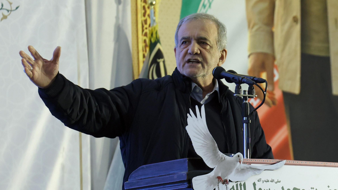 Иранският президент Масуд Пезешкиан говори по време на шестата годишнина от смъртта на ген. Касем Солеймани, командир на силите "Ал-Кудс" от Корпуса на стражите на ислямската революция (КСИР) в Техеран, Иран, 1 януари 2026 г.