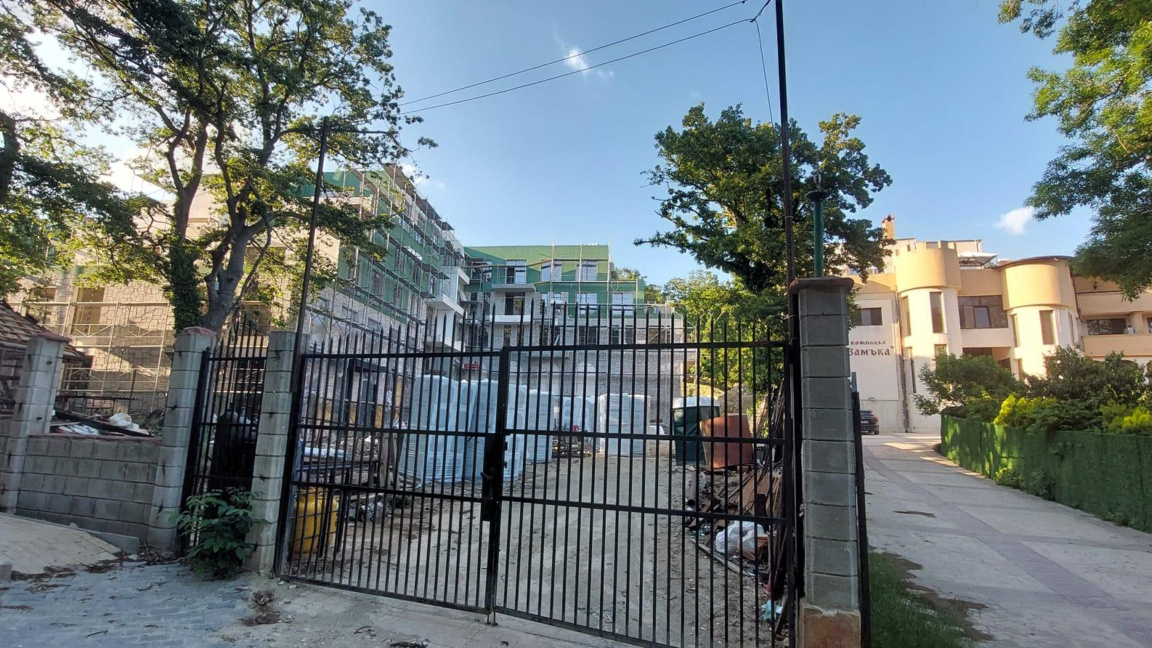 Задържаните трима служители на корпораци...