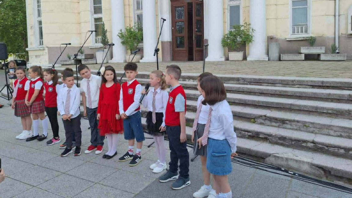 Знанието започва с буквите, а буквите ги...