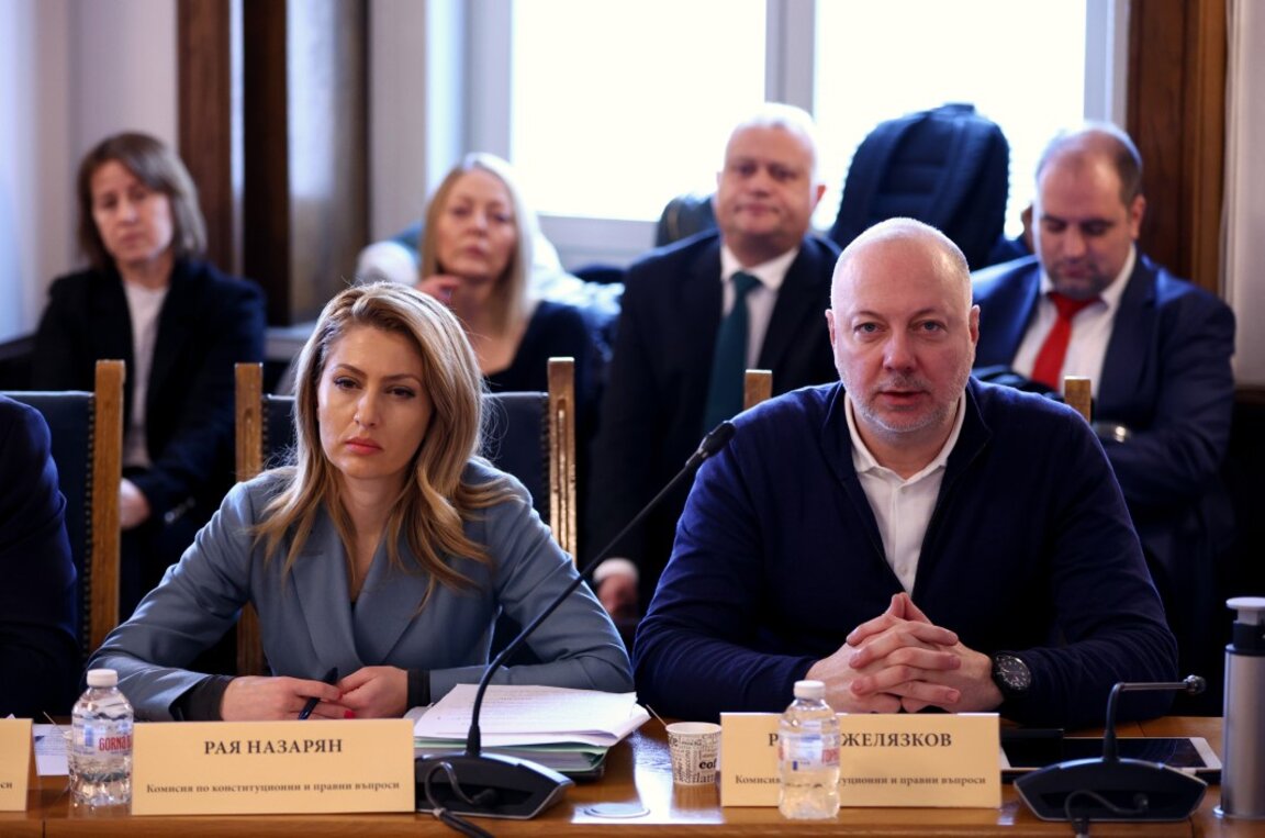 Депутатите от ГЕРБ-СДС Рая Назарян и Росен Желязков на заседанието на Комисията по конституционни и правни въпроси в сградата на Народното събрание - 14 януари 2025 г.