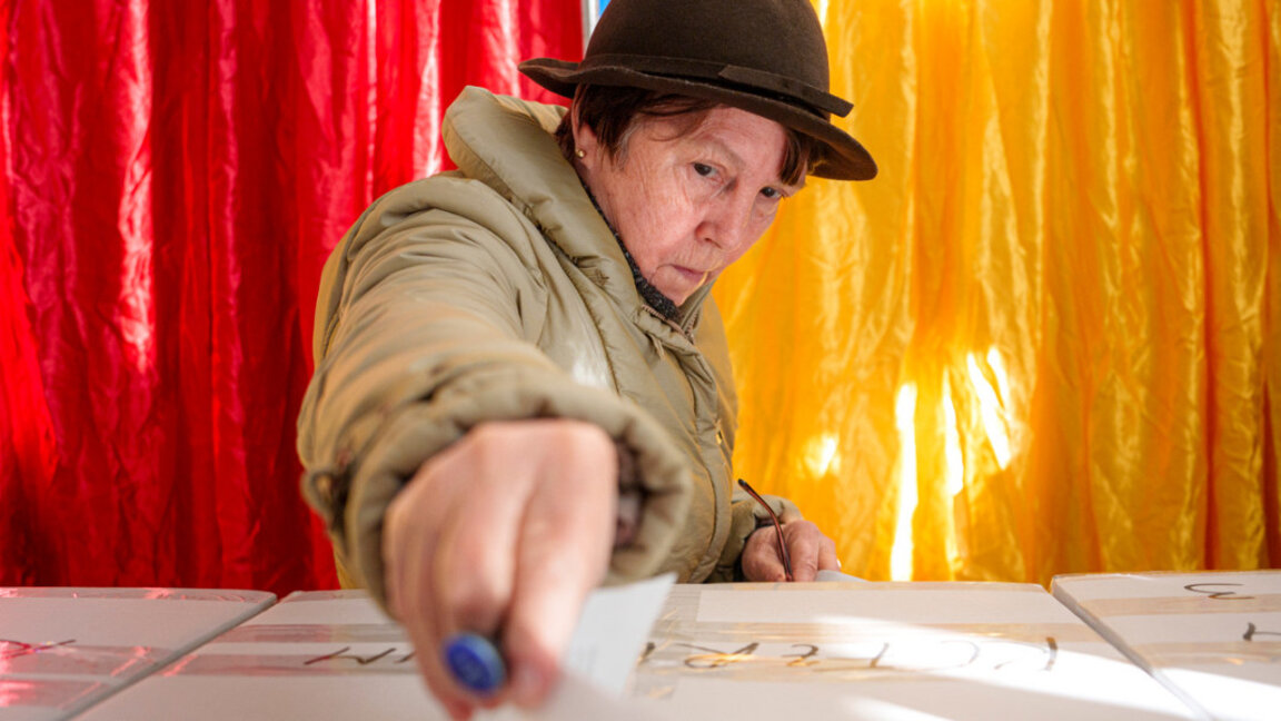 Юлиан Ернст: Шокът след първия тур е добър урок за политическата система в Румъния