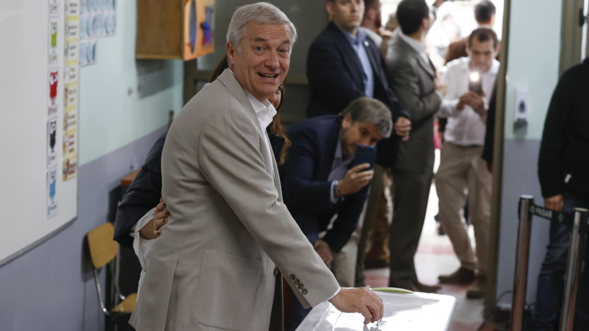 Хосе Антонио Каст гласува на балотажа в Чили