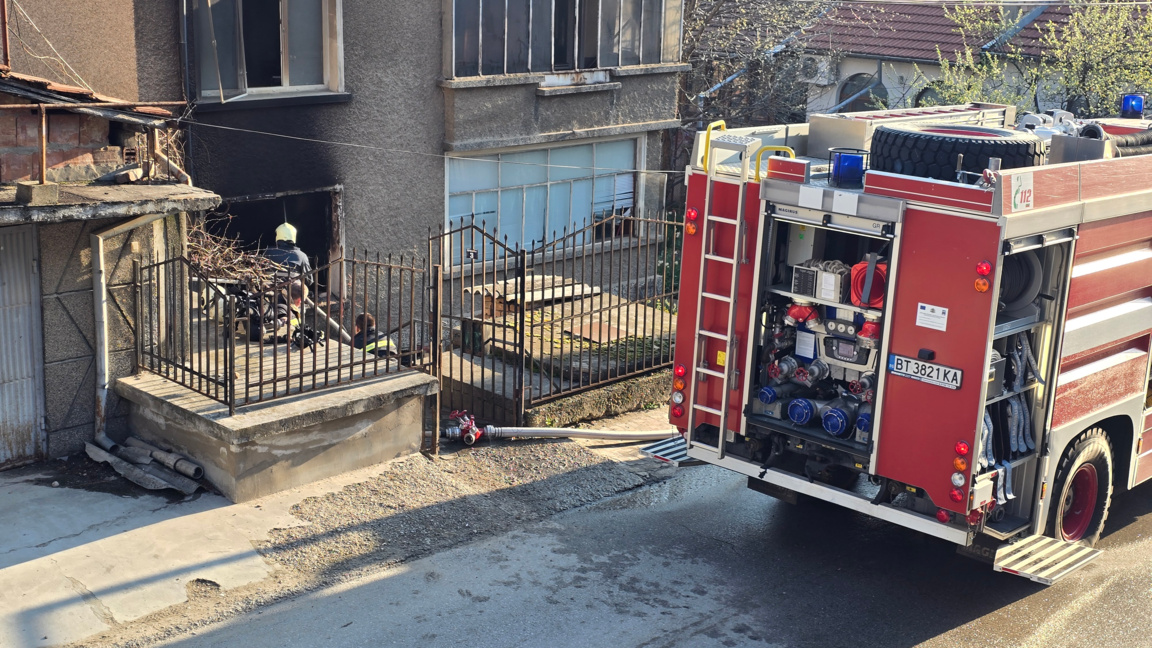 Мъж е загинал при пожар в дома си в с. М...
