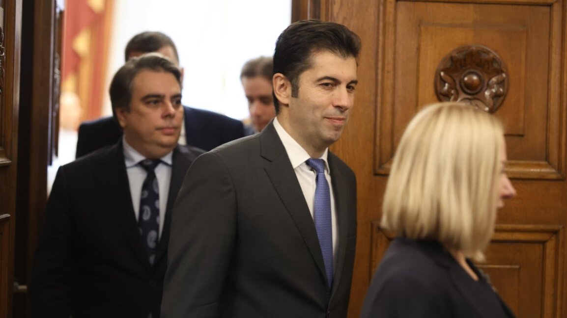 Отляво надясно - Асен Василев, Кирил Петков и Надежда Йорданова по време на консултациите при президента Радев